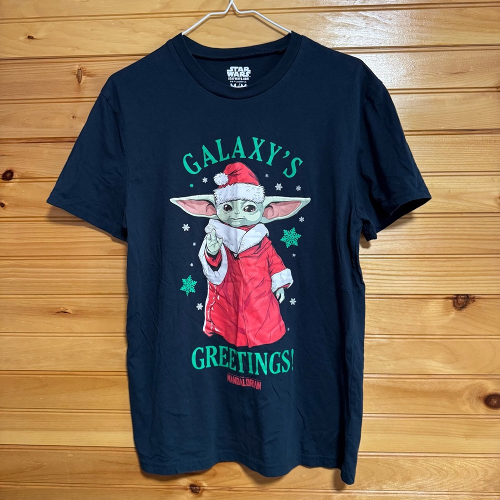 Star Wars The Mandalorian Christmas Galaxy’s Greetings Dark Green Grogu Tee Med